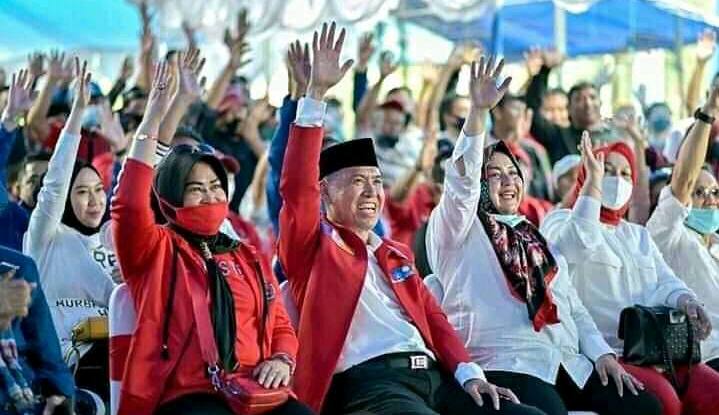 SBM dan pendukungnya. Foto: Ist.