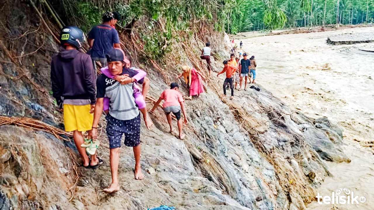 Kondisi jalan menuju empat dusun di desa batu ganda permai. Masyarakat bisa keluar dan masuk dengan memanjat dinding batu menggunakan tali yg telah disiapkan warga untuk proses evakuasi. Foto: Muh. Risal/Telisik