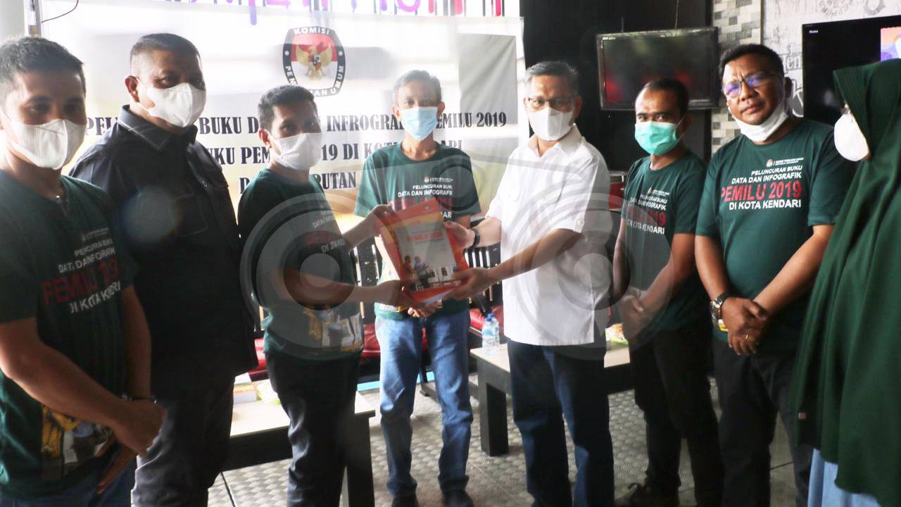 Penyerahan buku oleh Ketua KPU Kota Kendari kepada Wali Kota Kendari. Foto: Musdar/Telisik