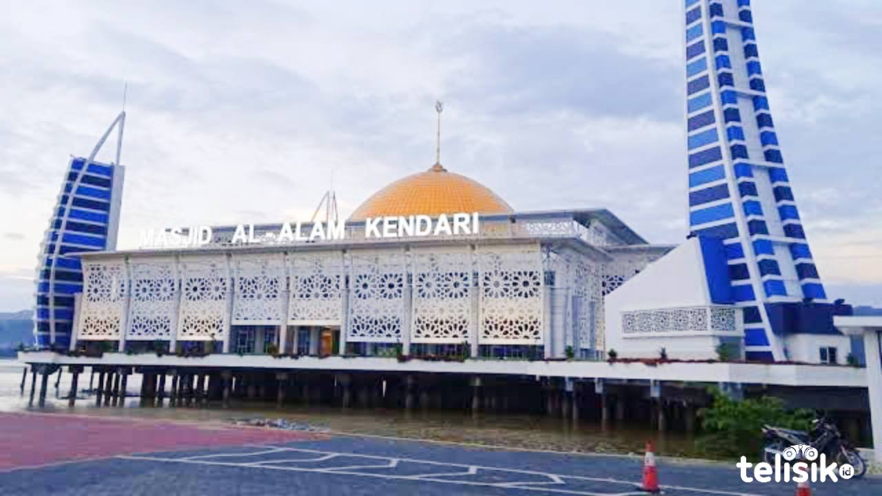 Masjid Al Alam yang dibangun di atas Teluk Kendari. Foto: Dok. Telisik