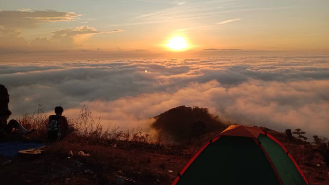Puncak Ahuawali menjadi destinasi wisata yang saat ini tengah diminati oleh kaum millenial. Foto: Ist.