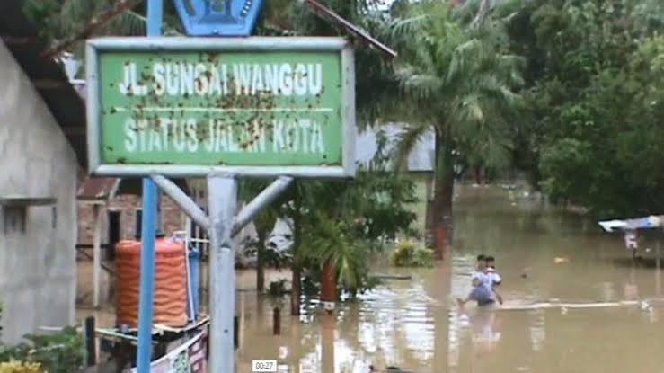 Jalan Sungai Wanggu yang jadi langganan banjir. Foto: Repro antvklik.com