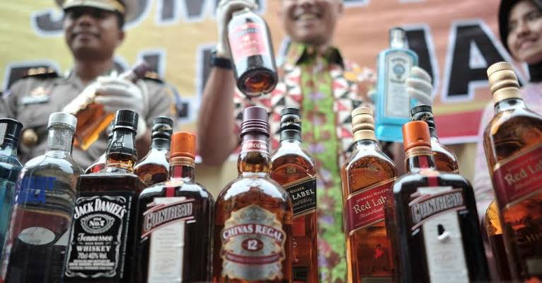 Regulasi minol sudah ada sejak era Suharto, dan terus dimodifikasi hingga kini. Foto: Tirto.id