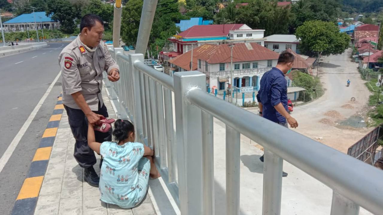Seorang wanita nyaris lompat dari Jembatan Teluk Kendari. Foto: Ist.