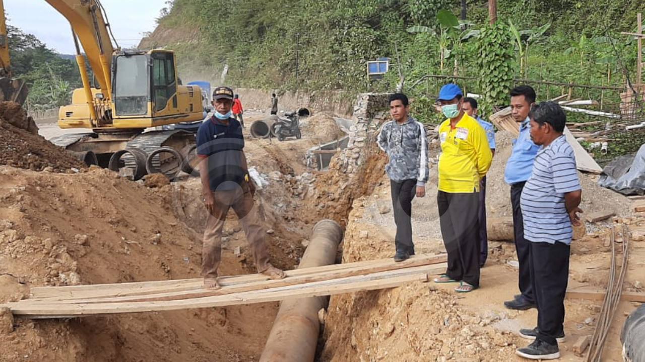 Direktur PDAM Kota Kendari Damin ( baju kuning) memantau pekerjaan pemindahan pipa PDAM di jalan Poros Pohara. Foto: Ist.