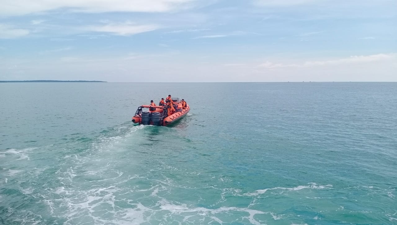 Proses pencarian seorang pemanah ikan yang tenggelam dan hilang di perairan Wakatobi. Foto: Ist.