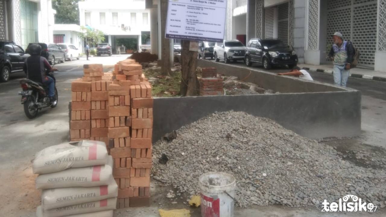 Papan Proyek pembangunan taman halaman Sekretariat DPRD Sumatera Utara. Foto: Ones Lawolo/Telisik