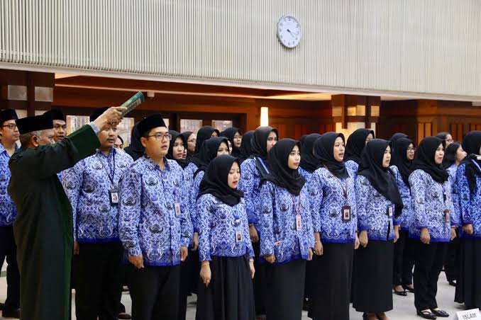 Sejumlah ASN sedang melaksanakan upacara. Foto: emitennews.com