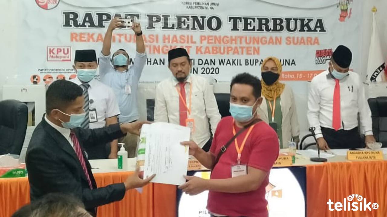Kadaruddin, saksi Paslon TERBAIK menerima berita acara pleno dari Komisioner KPU, Muhamad Ichsan. Foto: Sunaryo/Telisik