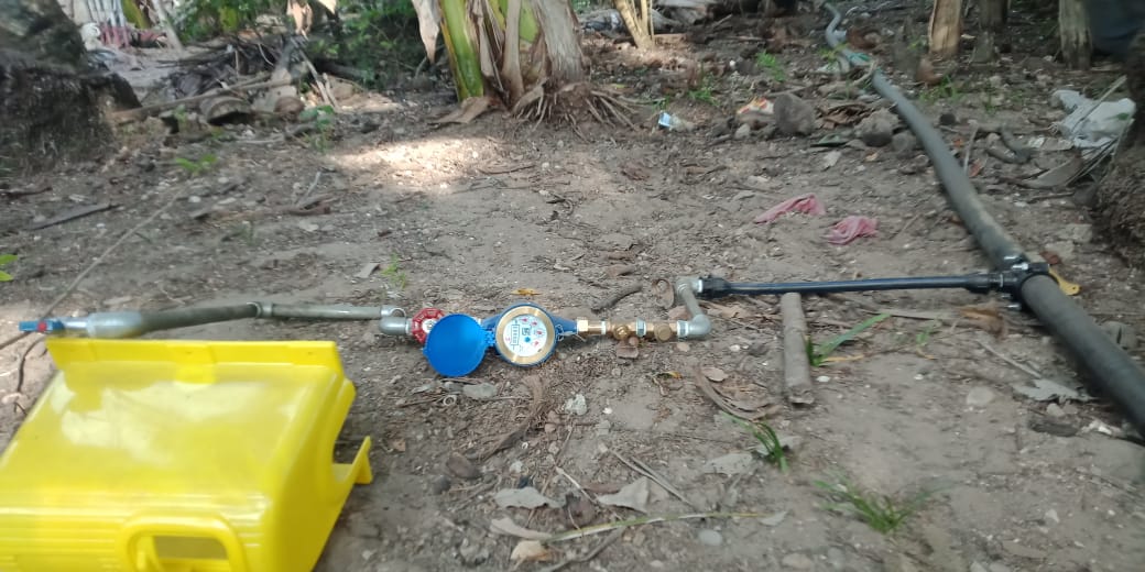 Pemasangan penyambungan air bersih  ke rumah warga di Busel. Foto: Ist.
