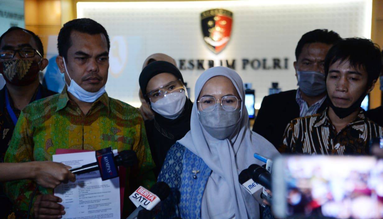 Muswirah Jusuf Kalla melaporkan Ferdinand Hutahean dan Rudi S Kamri. Foto: Ist.