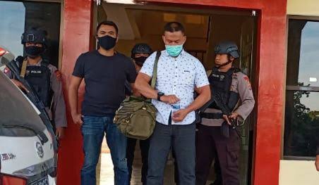 Ruslan Buton saat di kawal oleh kepolisian setelah ia diamankan. Foto: Repro google.com