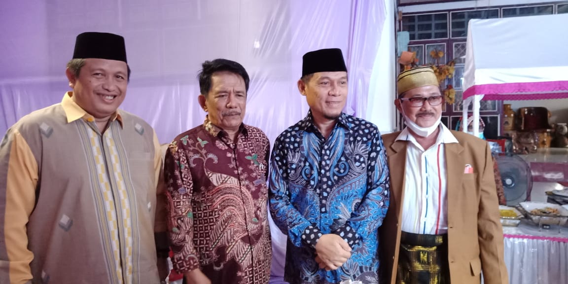 Bupati Muna, LM Rusman Emba bersama Wabup, Abdul Malik Ditu, mantan Bupati Muna, LM Baharuddin dan tokoh masyarakat, Nurdin Olo. Foto: Ist.