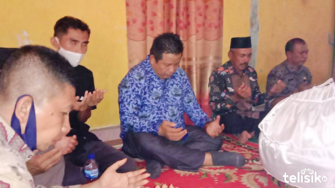 LM Rusman Emba saat menghadiri acara syukuran kemenangan yang diselenggarakan pendukungnya. Foto: Sunaryo/Telisik