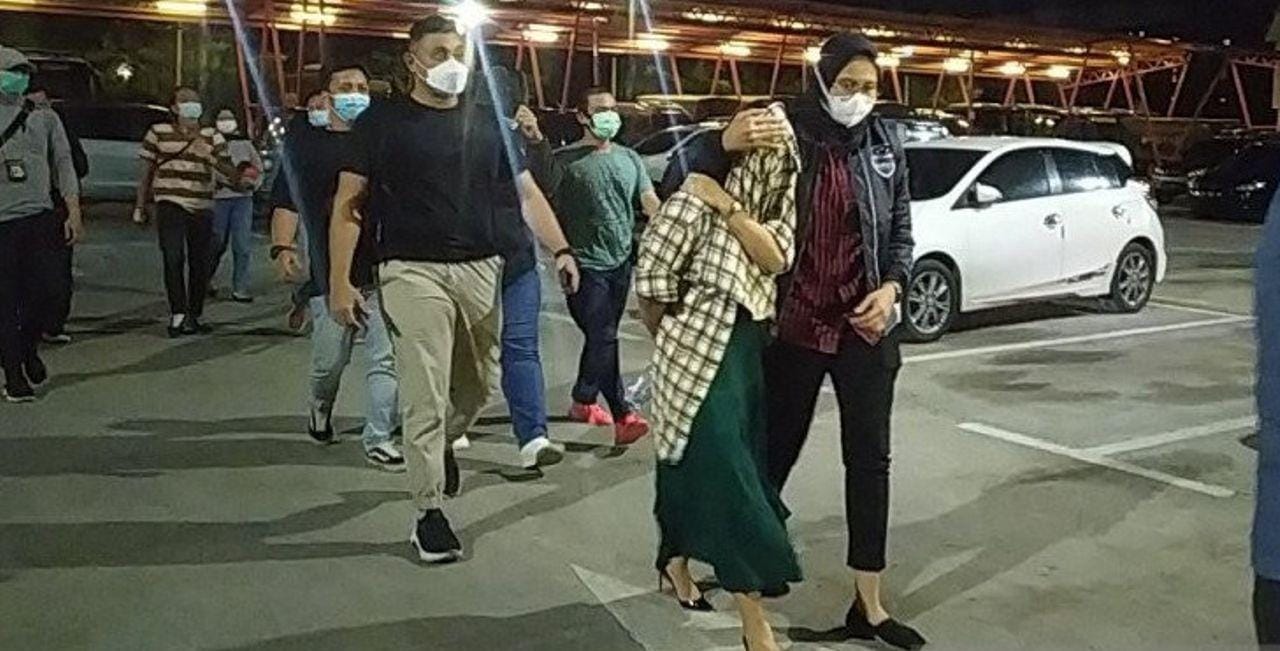 Polisi mengamankan artis berinisial TA yang diduga terlibat kasus prostitusi di Kota Bandung, Kamis (17/12/2020). Foto: Repro ANTARA