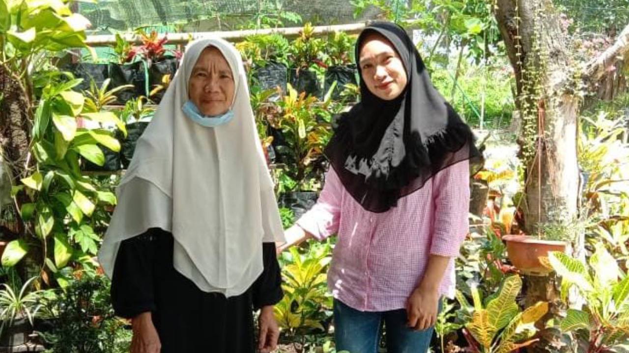 Yukni (kanan) bersama ibunya yang menjajaki bisnis tanaman hias saat pandemi. Foto: Ist.