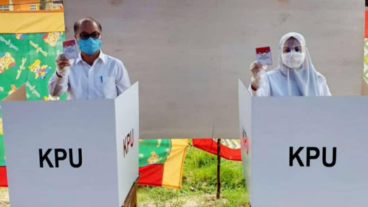 Surunudin Dangga (kiri) saat menyalurkan hak suaranya. Foto: Ist.