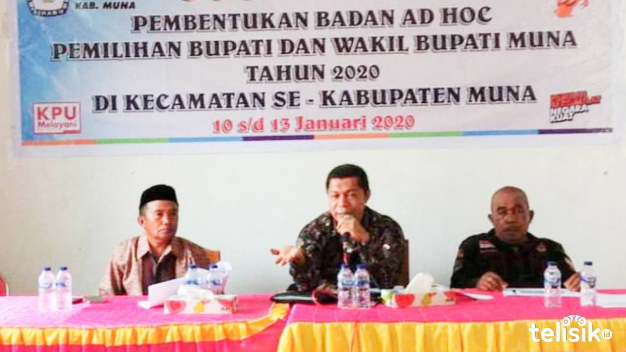 Nggasri Faedah, Kordiv Sosialisasi Partisipasi Masyarakat dan Sumber Daya Manusia KPU Muna (tengah).  Foto: Sunaryo/Telisik