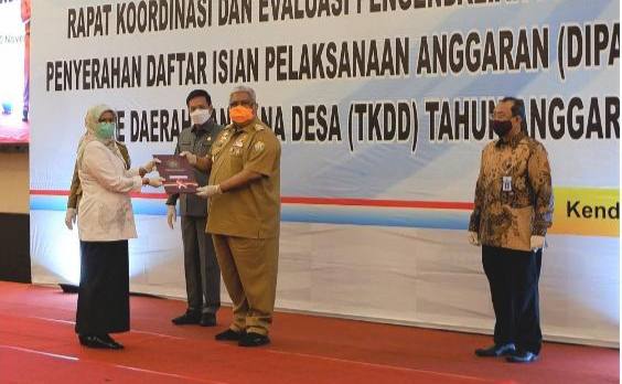 Rektor IAIN Kendari menerima DIPA Petikan secara simbolis Gubernur Sultra, Ali Mazi. Foto: Ist.