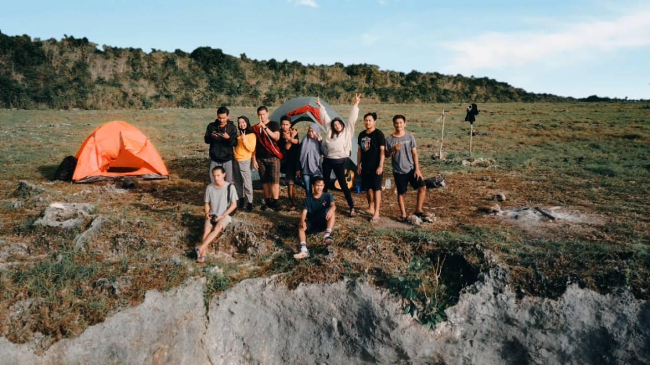 Wisatawan di Tebing Labulengke. Foto: Ist.