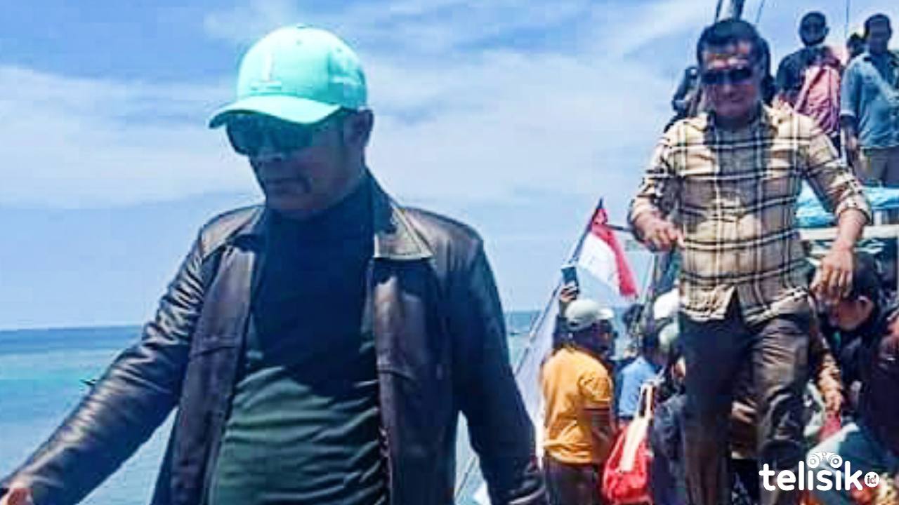 Wakil Ketua Satu DPRD Busel, Aliadi, saat mengunjungi Kecamatan Batuatas (paling depan). Foto: Deni Djohan/Telisik