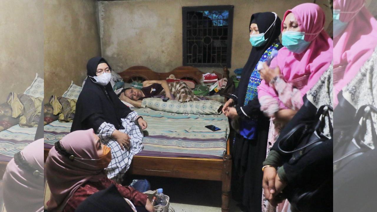 Suasana kunjungan Ketua TP-PKK Kota Kendari kepada warga lansia yang sedang terbaring sakit. Foto: Ist.