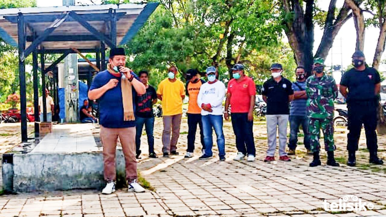Bupati Muna, LM Rusman Emba memimpin kerja bakti. Foto: Sunaryo/Telisik