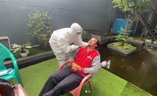 Ustaz Yusuf Mansur saat jalani swab dan dinyatakan positif COVID-19. Foto: Repro Okezone.com