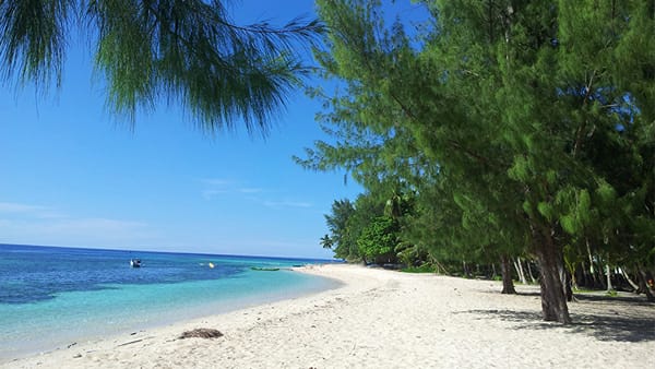 Pantai Cemara di Wakatobi. Foto: Repro Bursahaga.com