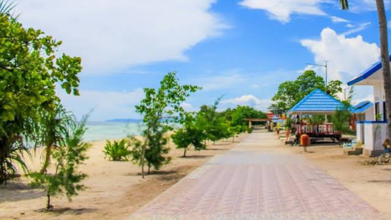 Pantai Mutiara salah satu objek wisata si Buteng. Foto: Repro travelspromo.com