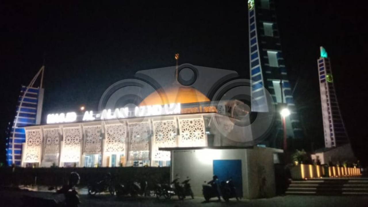 Suasana Masjid Al-Alam Kendari di malam hari. Foto: Yuniarsi Agustus/Telisik