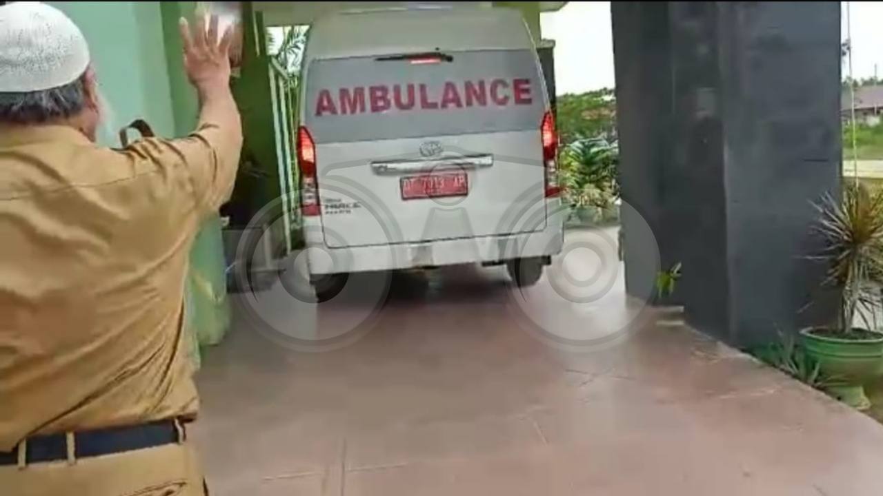 Mobil yang mengangkut vaksin COVID-19 tiba di kantor Dinas Kesehatan Kota Kendari. Foto: Sumarlin/Telisik