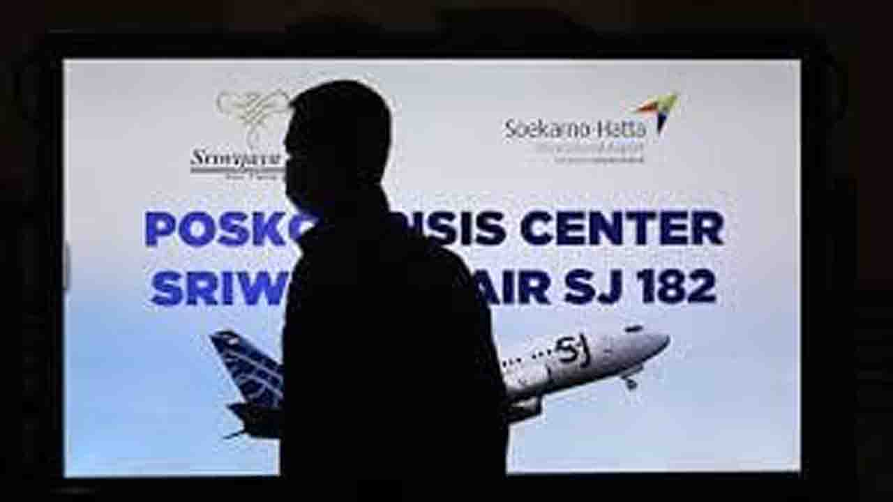 Suasana di Posko Crisis Center Sriwijaya Air SJ 182 di terminal kedatangan 2D, Bandara Soekarno-Hatta. Foto: Repro Kompas.com