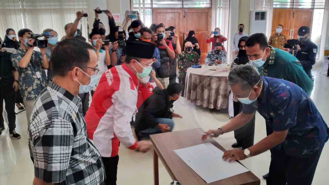 Ketgam: Penyerahan hasil pelatihan tanggap COVID-19 ke sejumlah sekolah. Foto: Ibnu/Telisik