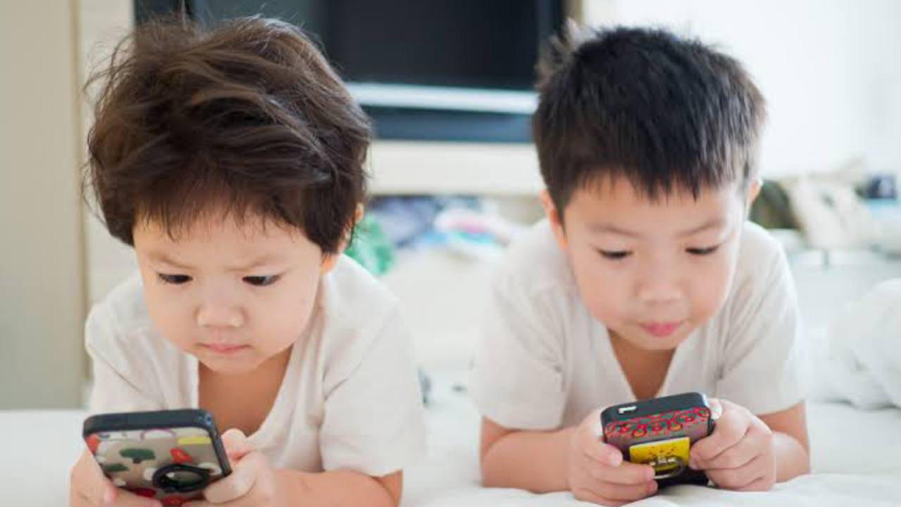 Anak yang kecanduan main game online bisa berdampak buruk. Foto: Repro hellosehat.com