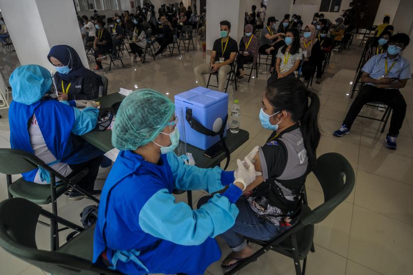 Sejumlah tenaga kesehatan menjalani vaksinasi di Rumah Sakit Darurat (RSD) Wisma Atlet, Jakarta. Foto: Repro Republika