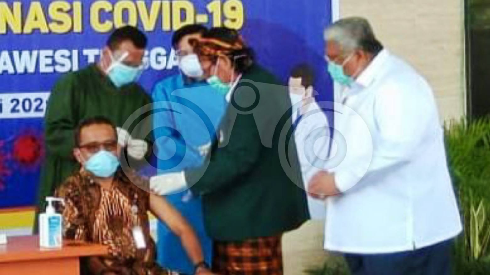 Suasana pemberian vaksinasi kepada Rektor UHO, Prof Muh Zamrun, didampingi Gubernur Ali Mazi. Foto: Siswanto Azis/Telisik
