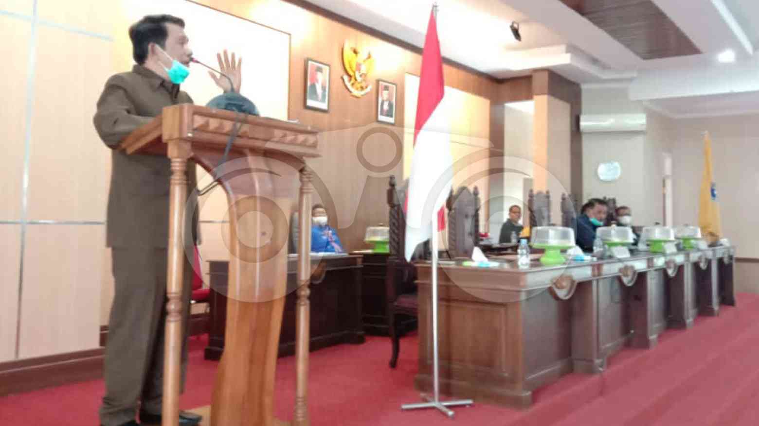 Wabup Muna, Abdul Malik Ditu saat paripurna penyerahaan dokumen RAPBD 2021. Foto : Sunaryo/Telisik