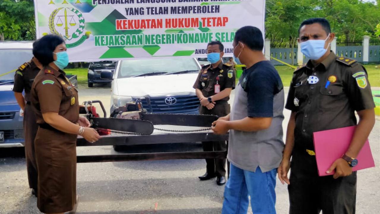 Penjualan langsung barang rampasan yang telah memperoleh kekuatan hukum tetap oleh Kejari Konsel. Foto: Ist.