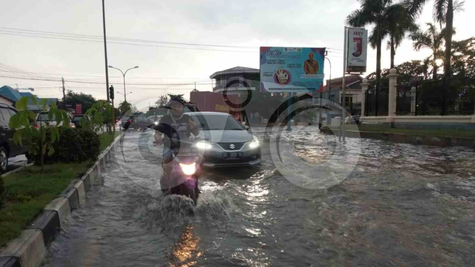 Kondisi banjir di kawasan eks MTQ. Foto: Musdar/Telisik