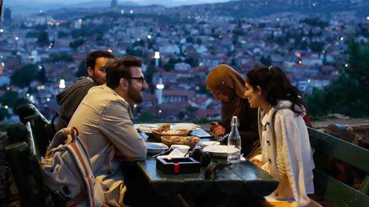 Dianjurkan bagi umat Muslim untuk menyegerakan makan jika telah dihidangkan makanan dan menunda salatnya. Foto: Repro AP photo