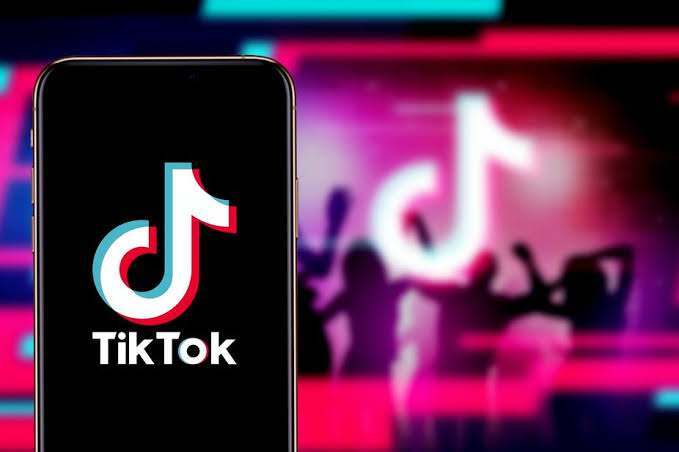Akibat konten di Aplikasi TikTok yang bernama "blackout challenge'' tewaskan seorang gadis remaja. Foto: Repro google.com