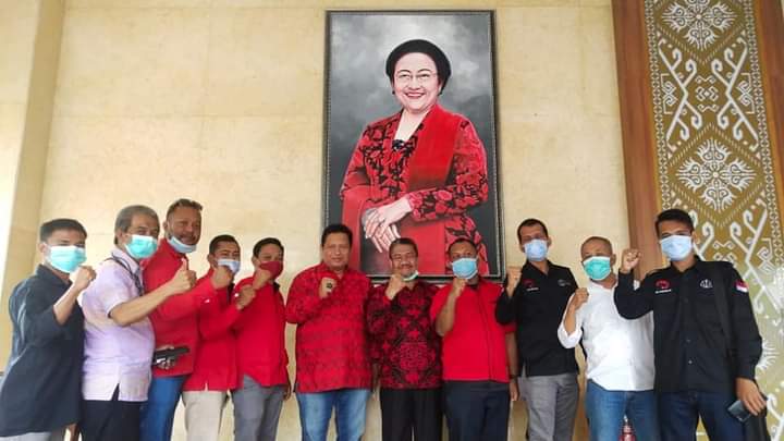 Paslon TERBAIK bersama kuasa hukum di Kantor DPP PDIP. Foto: Ist.