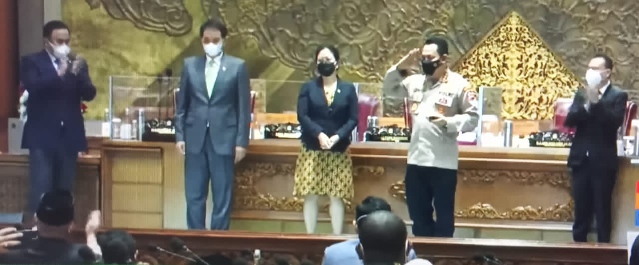 Komjen Pol Listyo Sigit Prabowo (tengah) memberi hormat kepada seluruh Anggota DPR-RI usai disetujui menjadi Kapolri yang baru. Foto: Marwan Azis/Telisik