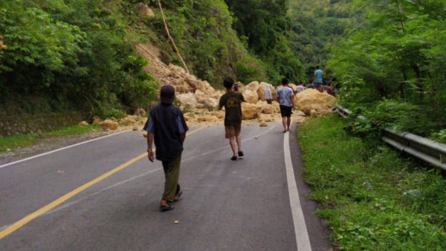Jalan penghubung Provinsi Sulawesi selatan dan Sulawesi Barat tertutup longsoran batu akibat gempa. Foto: Ist.