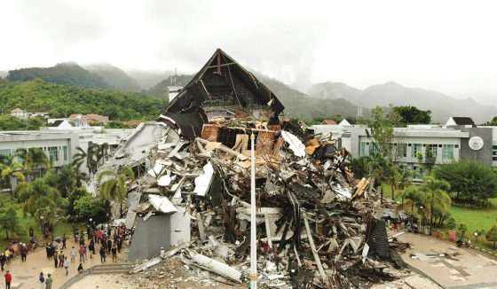 Kantor Gubernur Sulawesi Barat di Mamuju hancur akibat gempa bumi berkekuatan magnitudo 6,2 kemarin. Lebih dari separo bangunan ambruk. Konstruksi yang tidak ambruk mengalami retak. Foto: Repro Das'ad Latif Team For Fajar