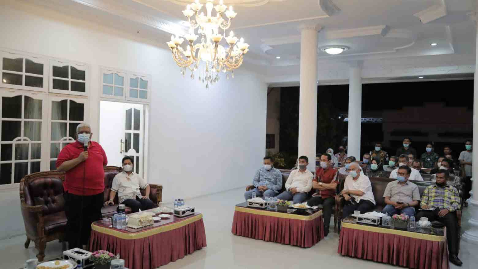 Gubernur Sultra Ali Mazi saat ramah tamah di rujab Bupati Buton. Foto: Ist.