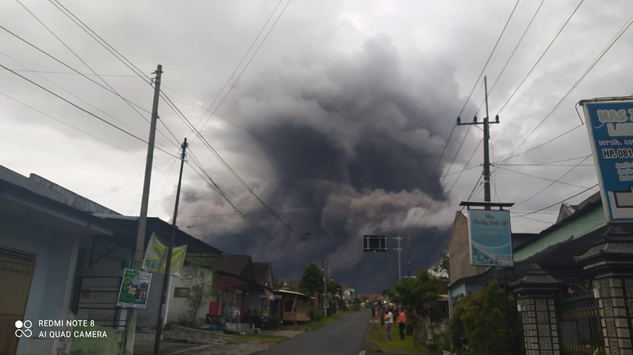 Warga yang berada di lereng Gunung Semeru diminta untuk menjauh sampai radius 1 km. Foto: Ist.
