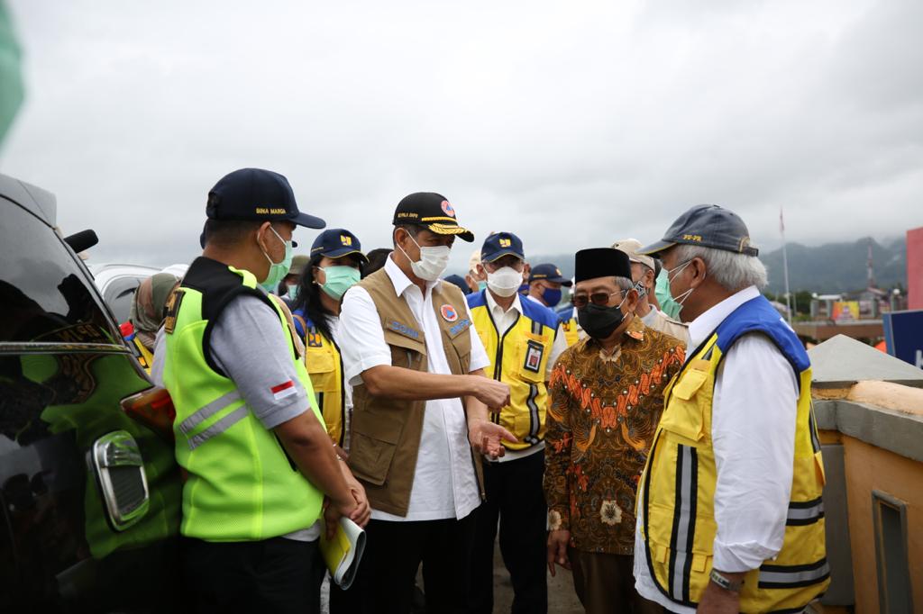 Kepala BNPB, Doni Monardo (tengah) ketika mengunjungi Mamaju (17/1/2020). Foto: Ist.