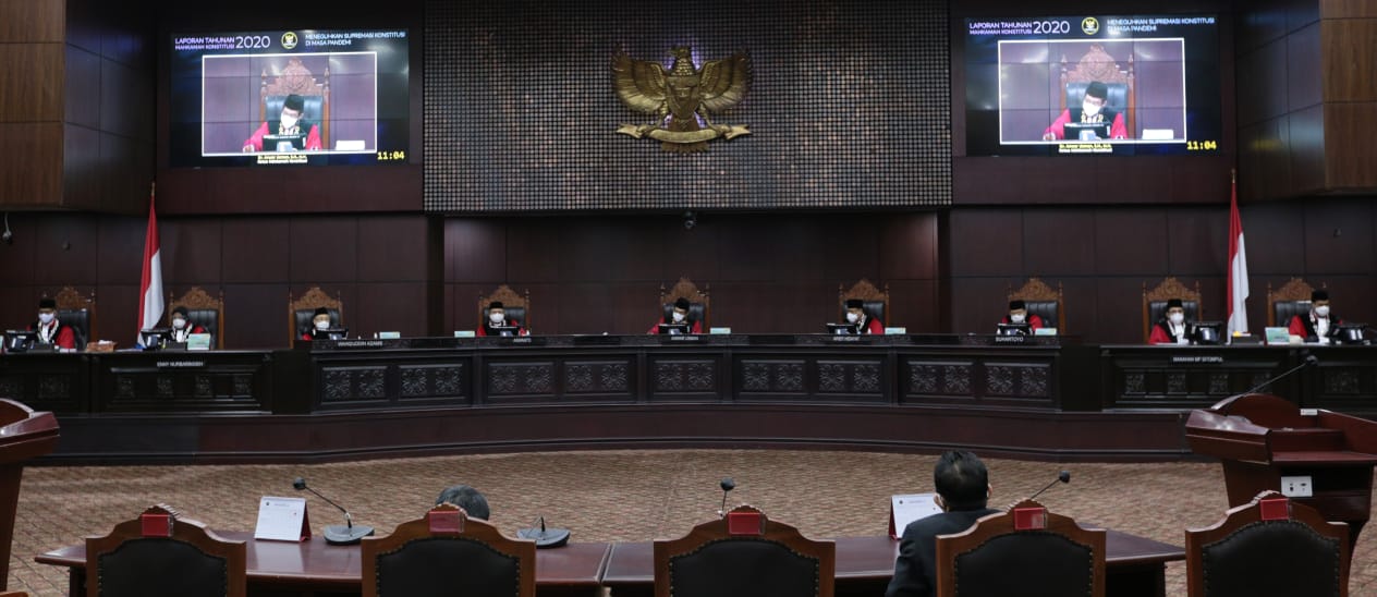 Ketua MK, Anwar Usman membuka Sidang Pleno Khusus Laporan Tahunan 2020, pada Kamis (21/01/2021) di Ruang Sidang MK. Foto: Repro Humas Mahkamah Konstitusi